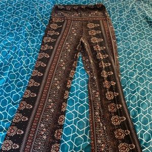 Stretchy pants with a beautiful pattern! No signs of wear. No longer need!